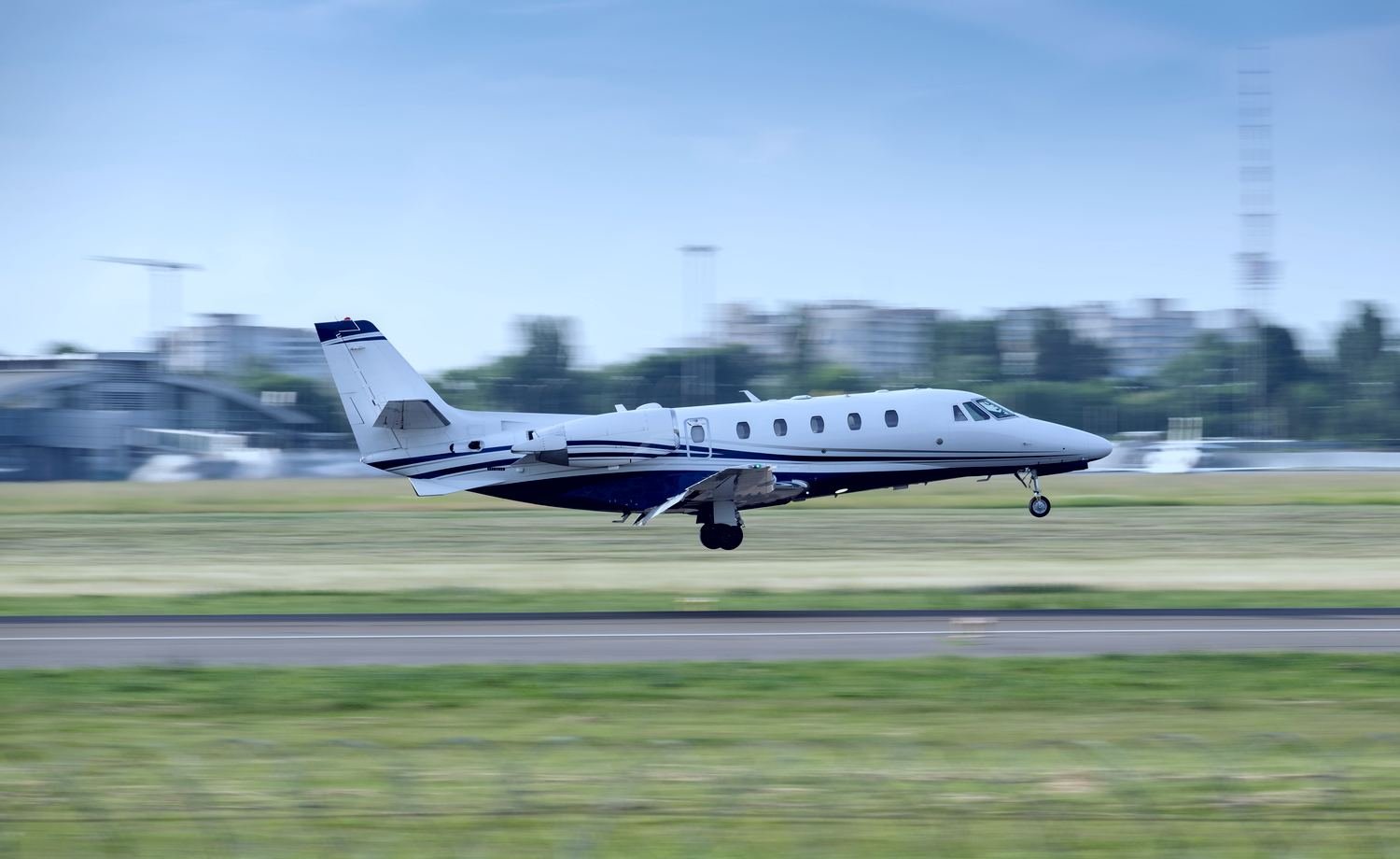 Light jet touching down